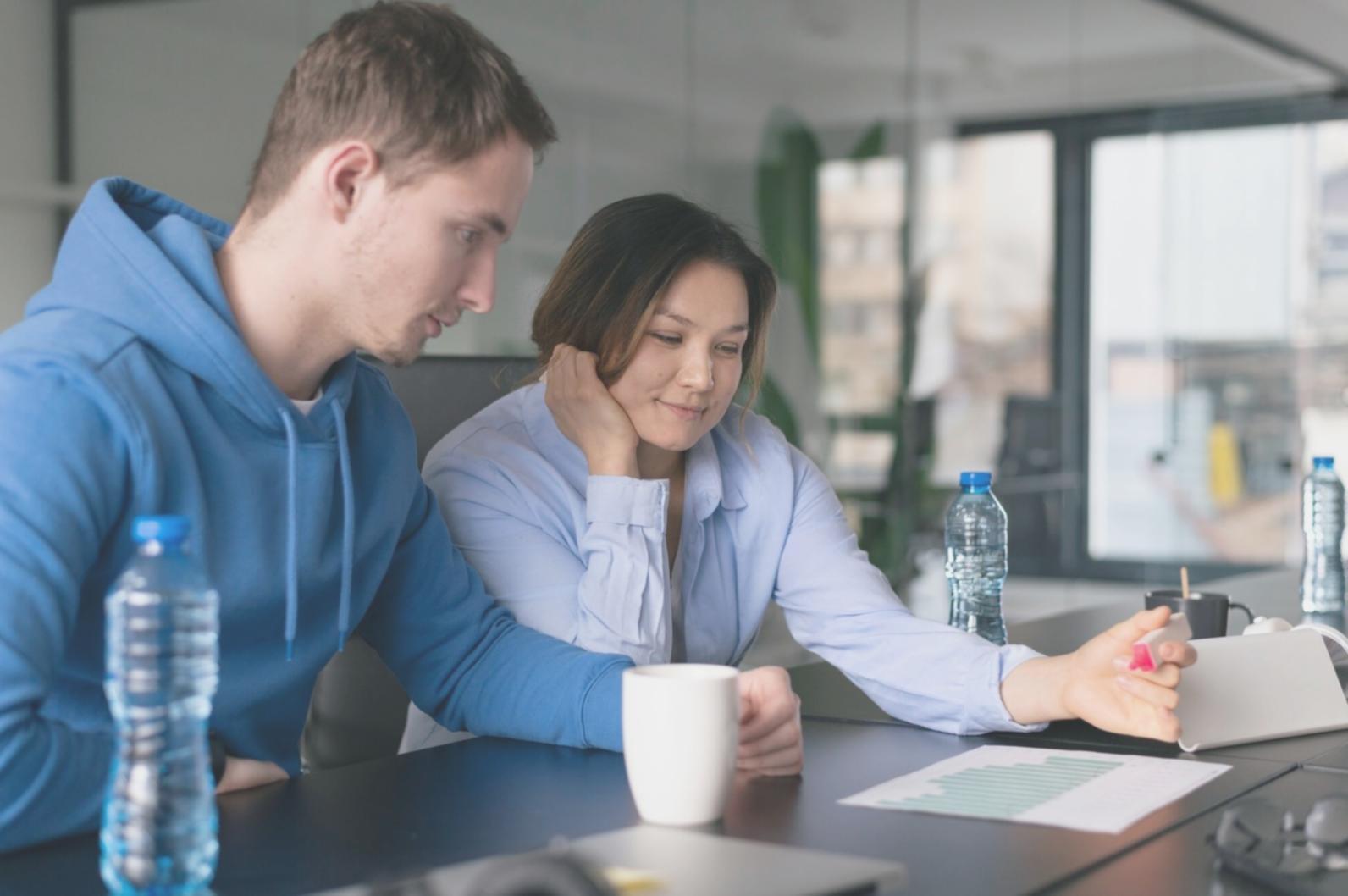 Famille travaillant ensemble sur leur budget
